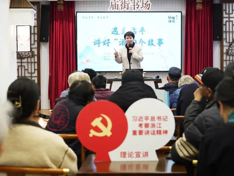 故事名家孫惠華在臨平街道廟東社區(qū)廟街書場(chǎng)為老百姓講故事