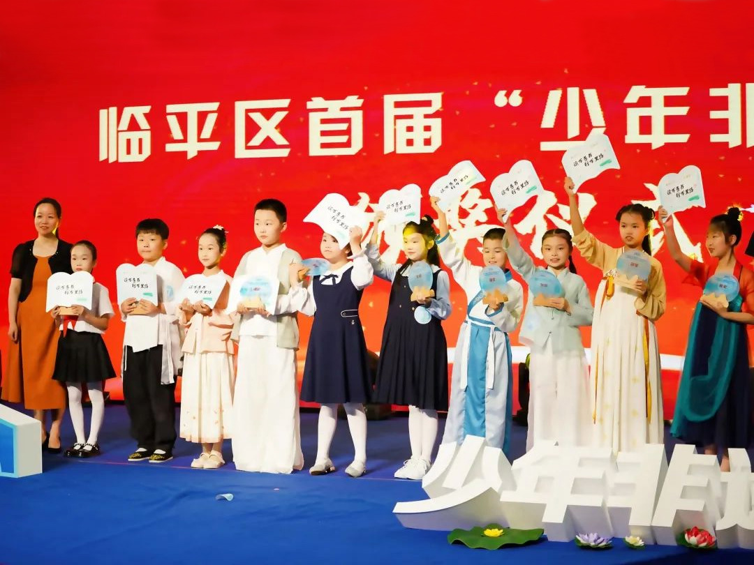 曹燕在臨平區(qū)首屆“少年非遺說(shuō)”臨平傳說(shuō)故事大賽擔(dān)任評(píng)委并為獲獎(jiǎng)?wù)哳C獎(jiǎng)